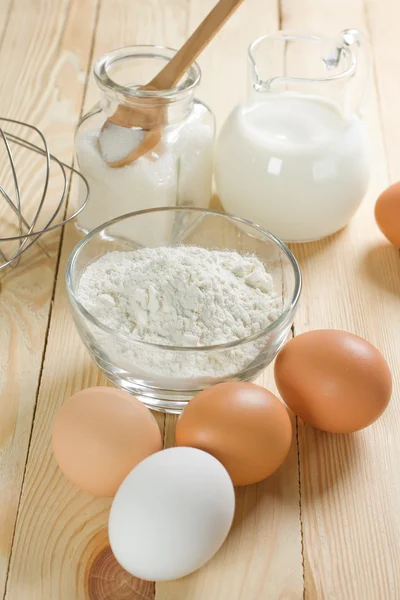 Basisingrediënten voor deeg. melk, eieren en meel. — Stockfoto