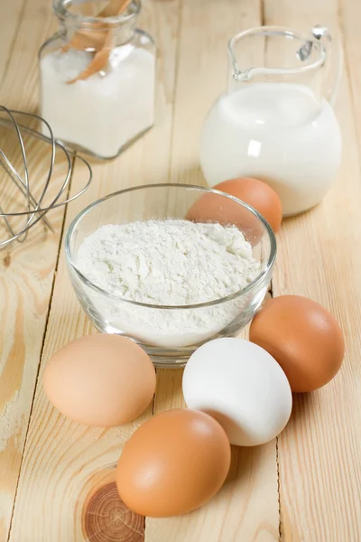 Grundlæggende ingredienser til dej. Mælk, æg og mel . - Stock-foto