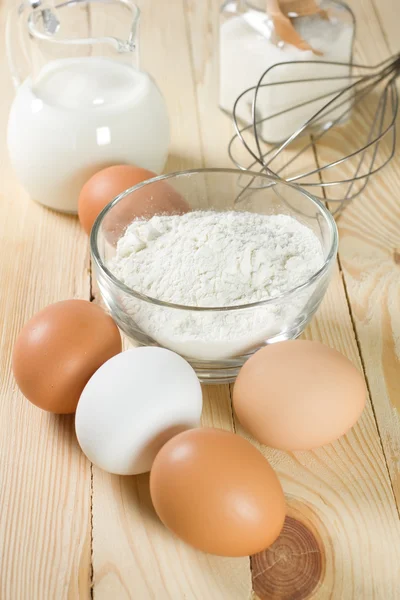 Podstawowe składniki do ciasta. mleka, jaj i mąki. — Zdjęcie stockowe