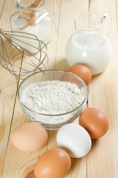 Grundlæggende ingredienser til dej. Mælk, æg og mel . - Stock-foto