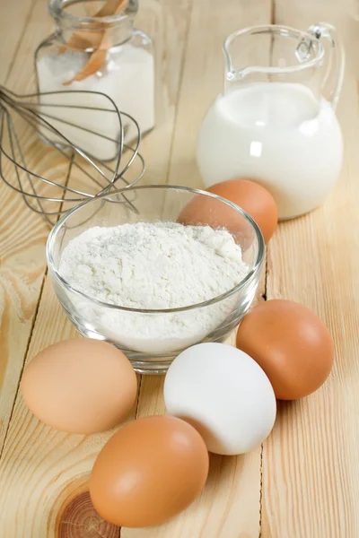 반죽에 대 한 기본 재료입니다. 우유, 계란, 밀가루. — 스톡 사진