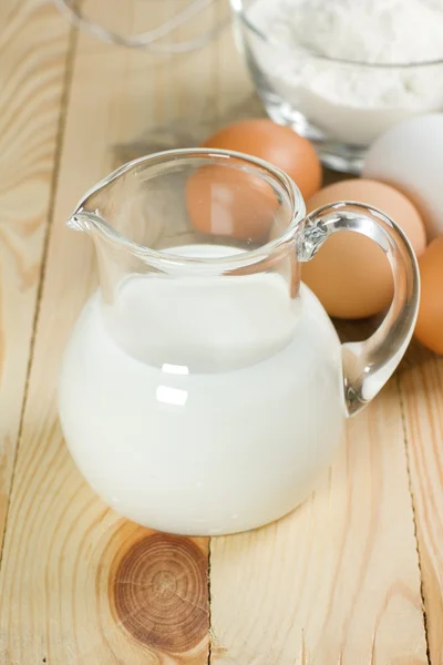 Podstawowe składniki do ciasta. mleka, jaj i mąki. — Zdjęcie stockowe