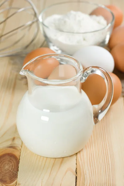 Основні інгредієнти для тіста. Молоко, яйця та борошно . — стокове фото