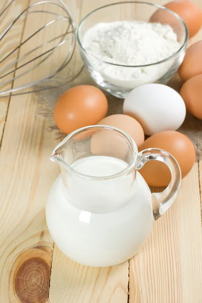 Basisingrediënten voor deeg. melk, eieren en meel. — Stockfoto