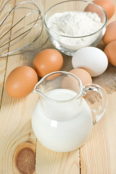 生地の基本的な成分です。ミルク、卵、小麦粉. — ストック写真