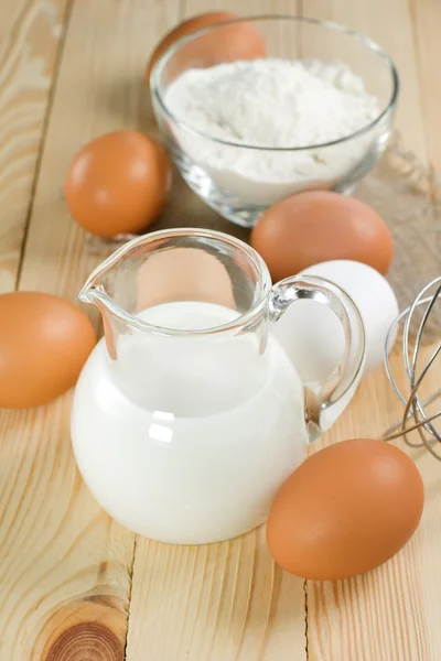 面团的基本材料。牛奶、 鸡蛋和面粉. — 图库照片