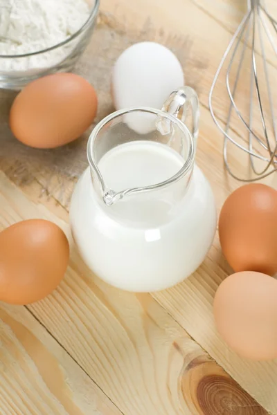 Ingredientes básicos para la masa. Leche, huevos y harina . — Foto de Stock