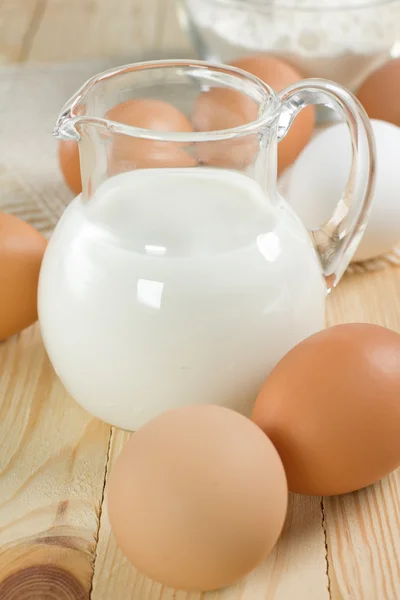 Hamur için temel malzemeler. süt, yumurta ve un. — Stok fotoğraf