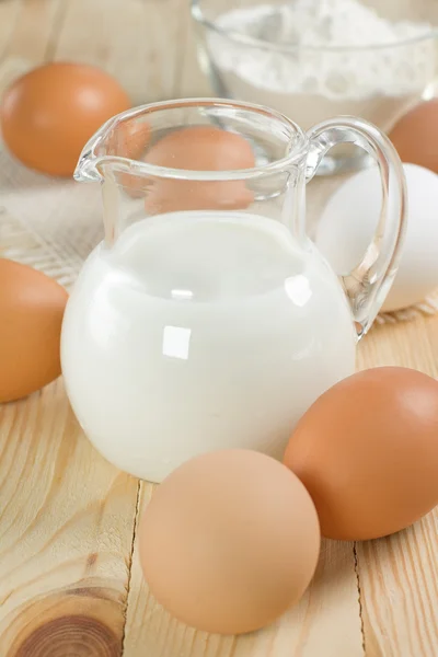 Ingredientes básicos para la masa. Leche, huevos y harina . —  Fotos de Stock