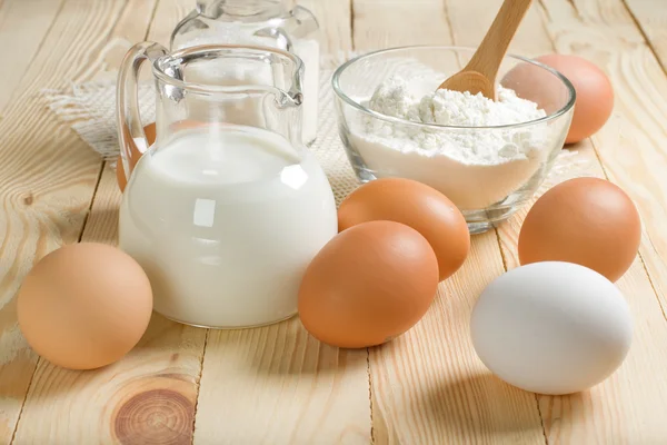 Ingredientes básicos para la masa. Leche, huevos y harina . — Foto de Stock