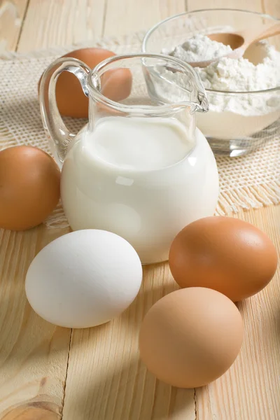 Hamur için temel malzemeler. süt, yumurta ve un. — Stok fotoğraf