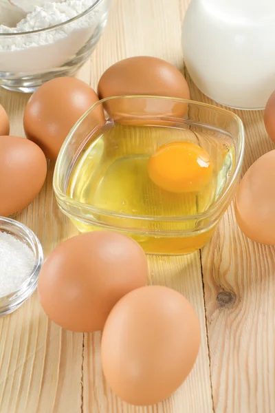 Grundzutaten für Teig. Milch, Eier und Mehl. — Stockfoto