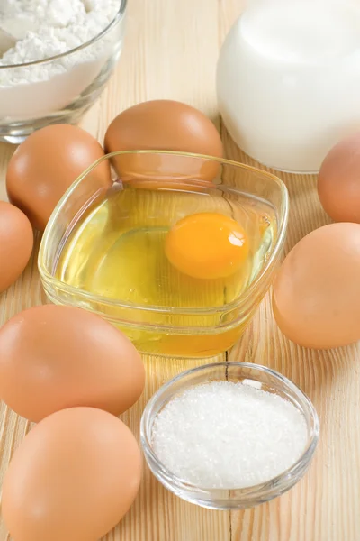 Основные ингредиенты теста. Молоко, яйца и мука . — стоковое фото