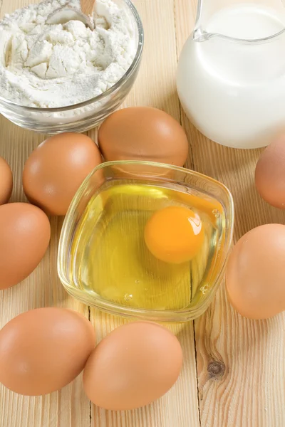 Grundläggande ingredienser för degen. mjölk, ägg och mjöl. — Stockfoto
