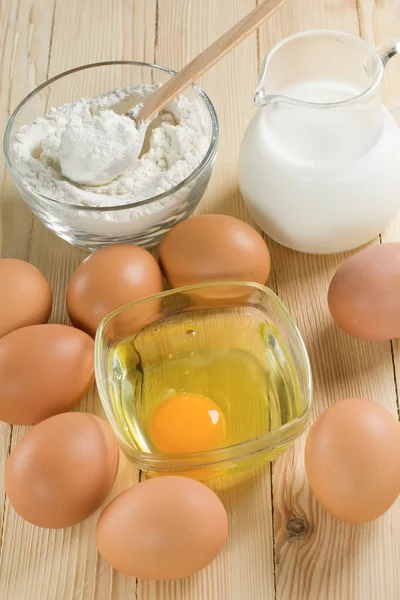 Basisingrediënten voor deeg. melk, eieren en meel. — Stockfoto