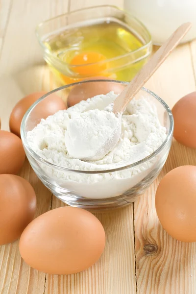 Ingredientes básicos para a massa. Leite, ovos e farinha . — Fotografia de Stock