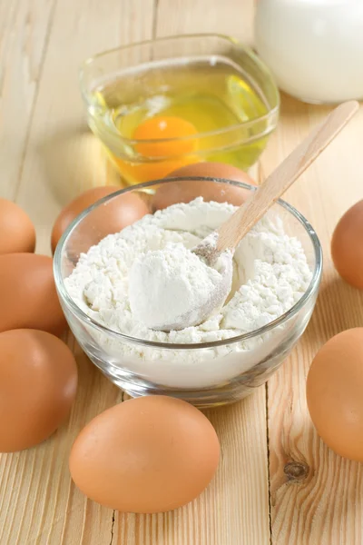 Ingredientes básicos para a massa. Leite, ovos e farinha . — Fotografia de Stock