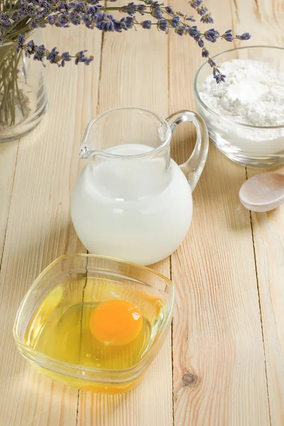 Βασικά συστατικά για ζύμης. γάλα, αυγά και το αλεύρι. — Φωτογραφία Αρχείου