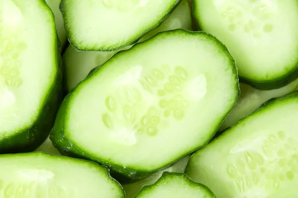 Vers gesneden komkommers achtergrond — Stockfoto