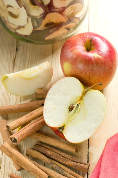 Äpfel mit Zimt — Stockfoto