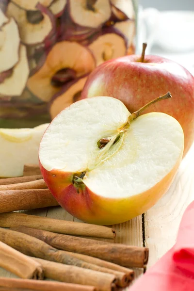 Äpfel mit Zimt — Stockfoto