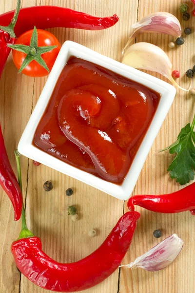 Красный острый соус чили — стоковое фото