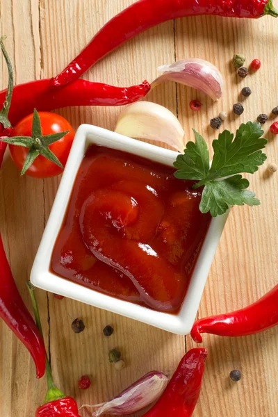 Röd het chilisås — Stockfoto