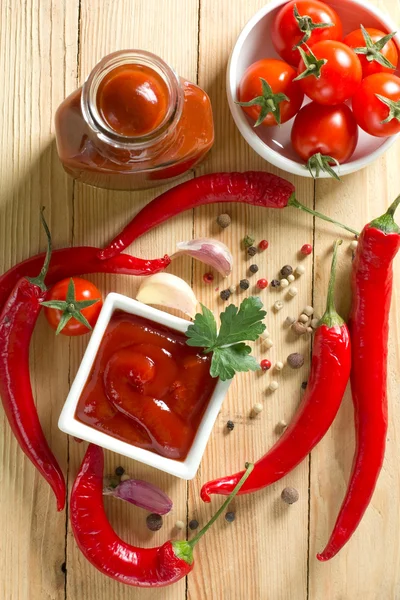 Rote scharfe Chilisoße — Stockfoto