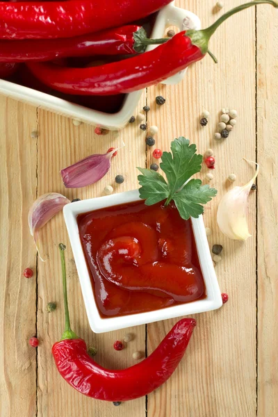 Rote scharfe Chilisoße — Stockfoto