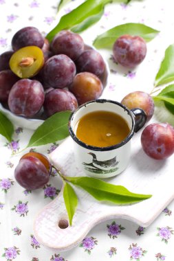 Erik suyu ve taze meyveler yaprakları ile