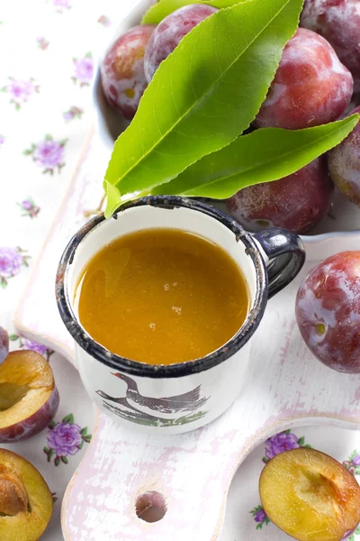 梅ジュースや新鮮な果物の葉を持つ — ストック写真