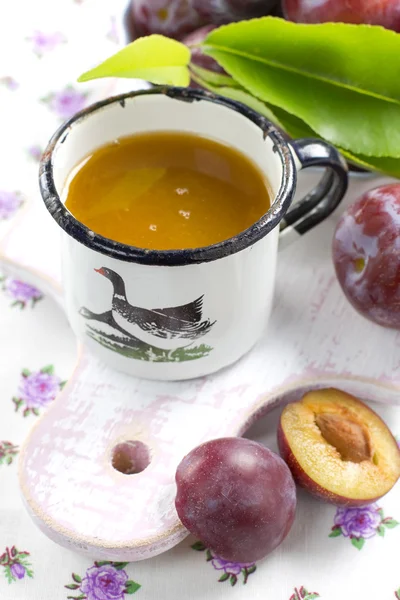 梅花果汁和新鲜水果用叶子 — 图库照片