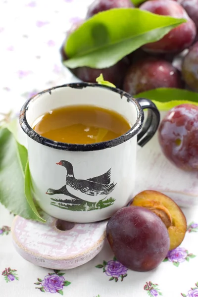 Plum SAP en vers fruit met bladeren — Stockfoto