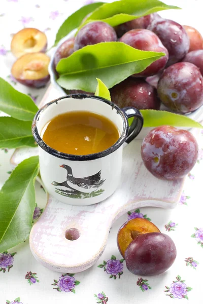 Plum SAP en vers fruit met bladeren — Stockfoto