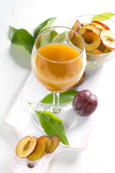 Plum SAP en vers fruit met bladeren — Stockfoto