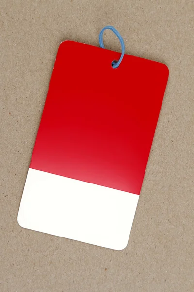 Червоно-біла торгова марка на коричневому фоні — стокове фото