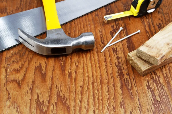 Ανάμικτες εργασία εργαλεία και σανίδες του ξύλου — Φωτογραφία Αρχείου