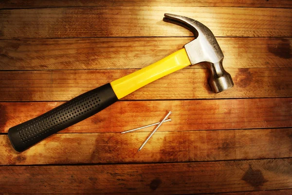 Hammer und Nägel auf Holz — Stockfoto