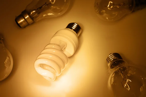 Енергозберігаюча лампа — стокове фото