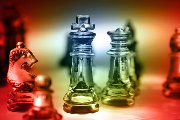 Spel av glas schackpjäser — Stockfoto