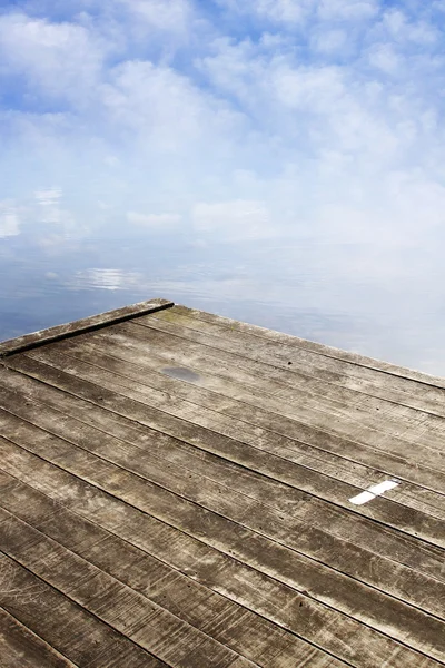 Sakin göl üzerinde ahşap İskelesi — Stok fotoğraf