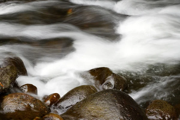 Stream mengalir di atas batu — Stok Foto