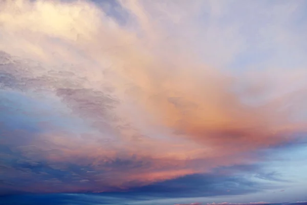 Güzel bir gökyüzü parlak renklerde — Stockfoto