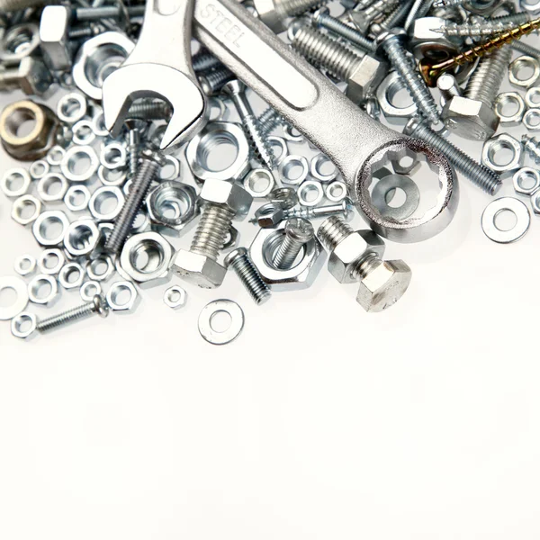 Klucze, śruby i nakrętki na prostym tle — Zdjęcie stockowe