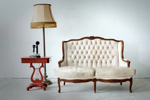 Sofá de cama vintage en habitación blanca — Foto de Stock