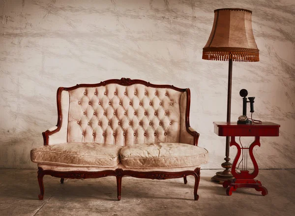 Sofá de cama vintage no quarto branco — Fotografia de Stock