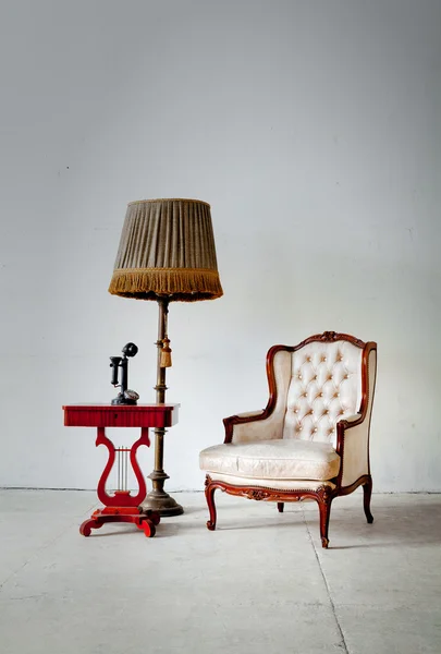 Кресло в белой комнате — стоковое фото