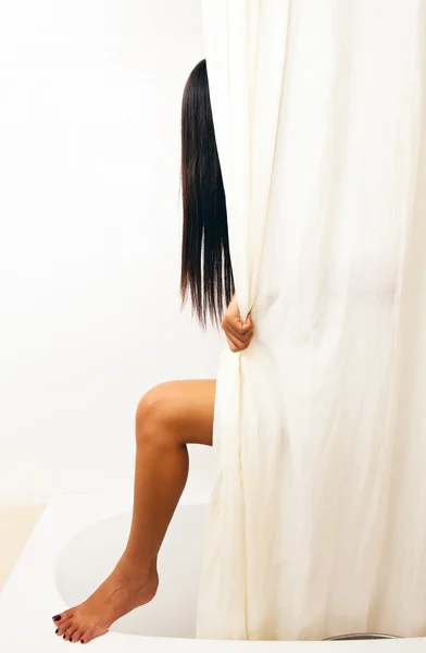 Jovem senhora na cortina de banho — Fotografia de Stock
