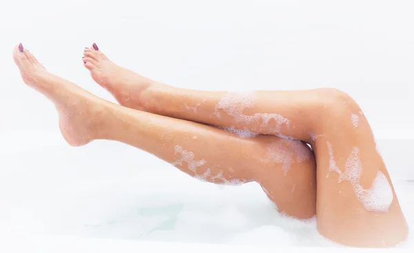 お風呂で若い女性の脚 — ストック写真