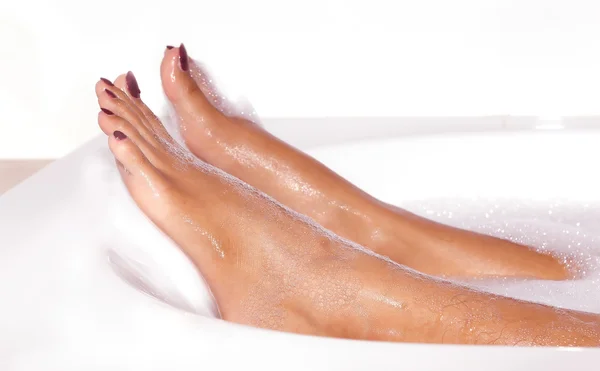 お風呂で若い女性の脚 — ストック写真